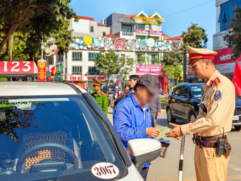 Lực lượng Cảnh sát giao thông tăng cường kiểm soát trật tự an toàn giao thông trên địa bàn Thủ đô. Ảnh: Công an Hà Nội
