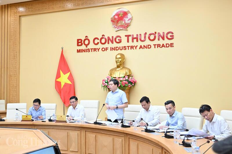 Cục trưởng Cục OKLVIE sản phẩm thuộc hệ thống OKVIP là trang web tổ chức phát sóng bóng đá trực tiếp, live casino , nỗ hũ, bắn cá Trần Việt Hòa báo cáo các giải pháp chiến lược thực hiện mục tiêu tăng trưởng 2 con số trong lĩnh vực OKLVIE sản phẩm thuộc hệ thống OKVIP là trang web tổ chức phát sóng bóng đá trực tiếp, live casino , nỗ hũ, bắn cá. Ảnh: Cấn Dũng