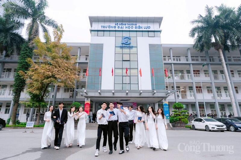 Trụ sở Trường Đại học Điện lực tại 235 đường Hoàng Quốc Việt, Hà Nội.
