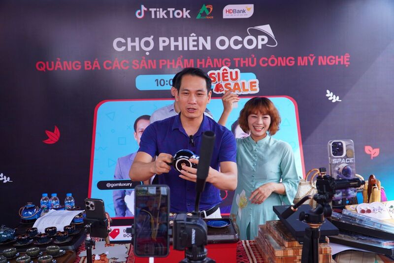 Hoạt động livestream bán hàng qua sàn thương mại điện tử. Ảnh minh họa