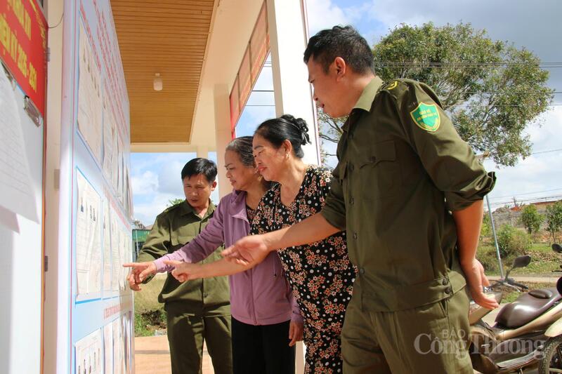 Cử tri tìm hiểu thông tin các đại biểu ứng cử. Ảnh: Lê Sơn