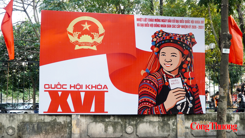 Những tấm pano khổ lớn với màu đỏ chủ đạo được bố trí tại nhiều vị trí dễ quan sát, thu hút sự quan tâm của người dân.