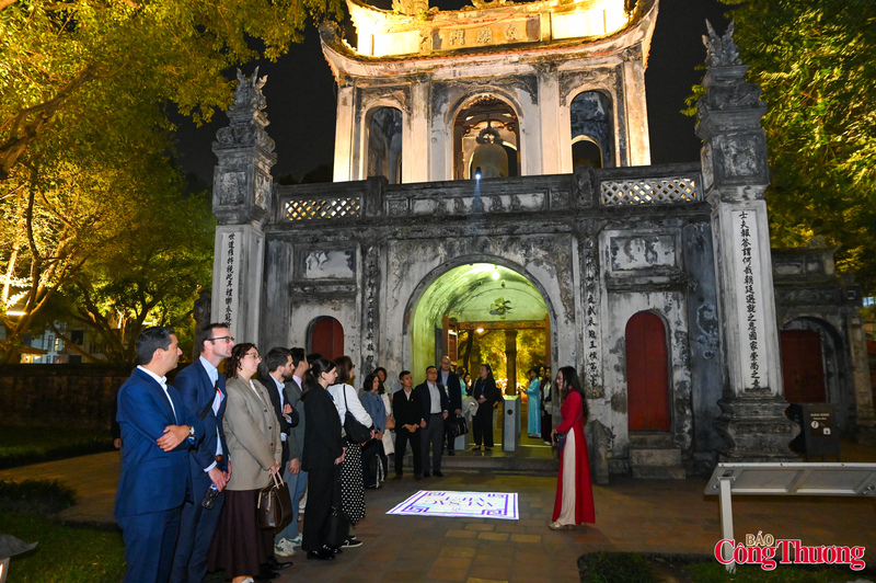 Tại đây, các đại biểu quốc tế được trải nghiệm tour đêm “Tinh hoa đạo học”, chương trình tham quan kết hợp nghệ thuật ánh sáng, trình chiếu và kể chuyện lịch sử, tôn vinh truyền thống học thuật của dân tộc Việt Nam.