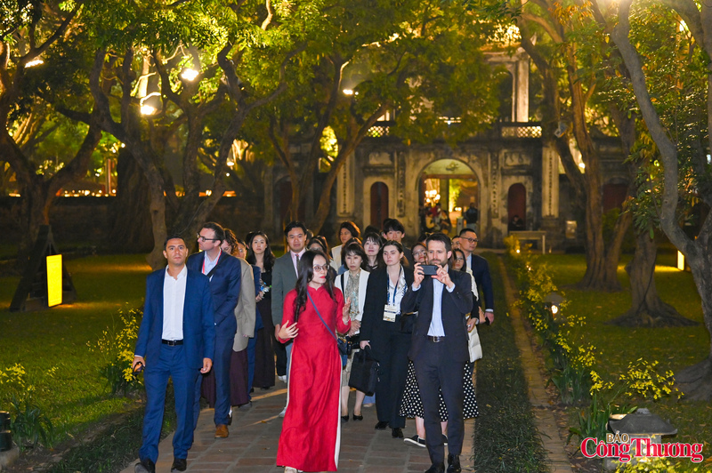Tối 11/3, các quan chức cấp cao tham dự Okvip69 Đăng ký cá cược CPTPP đã có chuyến tham quan đặc biệt tại Văn Miếu – Quốc Tử Giám - Di tích lịch sử, văn hóa tiêu biểu của Thủ đô Hà Nội.
