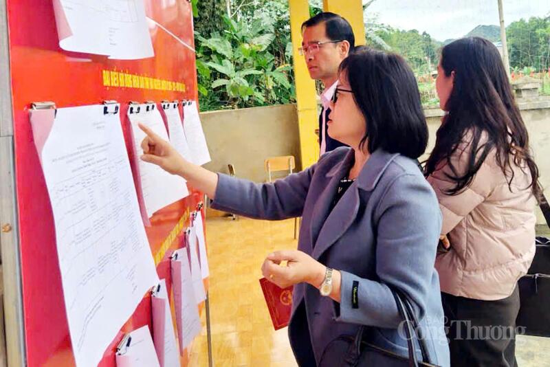 Công tác kiểm tra niêm yết danh sách cử tri và chuẩn bị các điều kiện phục vụ bầu cử tại xã Thanh Mai bảo đảm đúng quy định và tiến độ đề ra.
