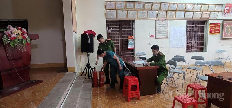 Đoàn kiểm tra an toàn tại khu vực bỏ phiếu của phường Vạn Xuân.