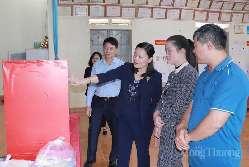 Đoàn kiểm tra thực tế công tác chuẩn bị bầu cử tại một số khu vực bỏ phiếu của xã Kha Sơn.