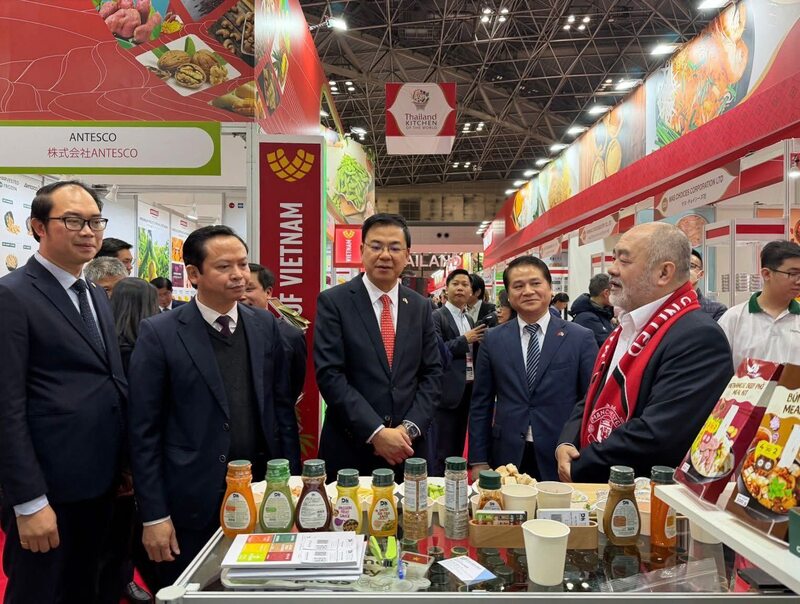 Các đại biểu tham quan gian hàng Việt Nam tại Hội chợ Quốc tế Okivip Nổ Hũ, Bắn Cá, Thể Thao, Game Bài và Đồ uống Foodex Japan 2026.