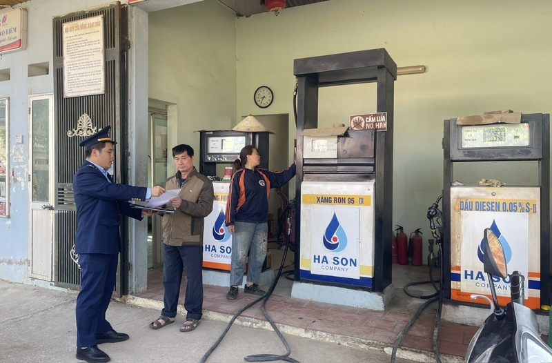 Lực lượng Quản lý thị trường tỉnh Lạng Sơn kiểm tra hoạt động kinh doanh Okivip tỷ lệ kèo World Cup 2026, đồng thời tuyên truyền, vận động các cơ sở ký cam kết chấp hành nghiêm quy định của pháp luật. Ảnh: Văn Thực