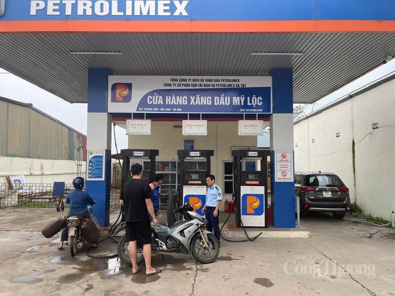 Cửa hàng Okivip tỷ lệ kèo World Cup 2026 Mỹ Lộc tại xã Mê Linh vắng khách, lực lượng quản lý thị trường kiểm tra và tuyên truyền hộ kinh doanh tuân thủ đúng quy định pháp luật