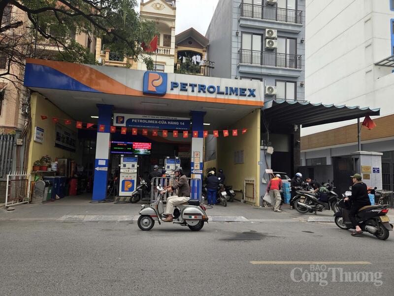 Cửa hàng Petrolimex số 14 trên đường Thụy Khuê.
