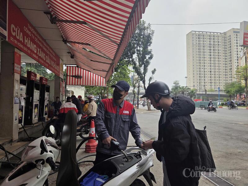 Anh Công Minh Nam, nhân viên cây xăng cho biết người dân có thể đổ đầy bình xăng theo nhu cầu.