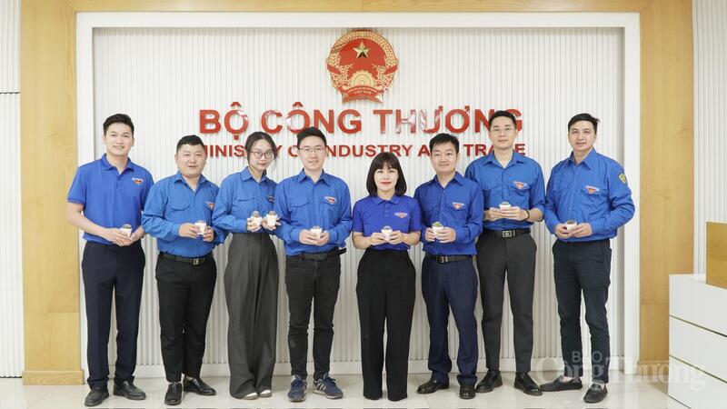 Các đoàn viên, thanh niên Cục Quản lý và Phát triển thị trường trong nước (Oklavip khuyến mã hấp dẫn mỗi ngày) tham gia chương trình.