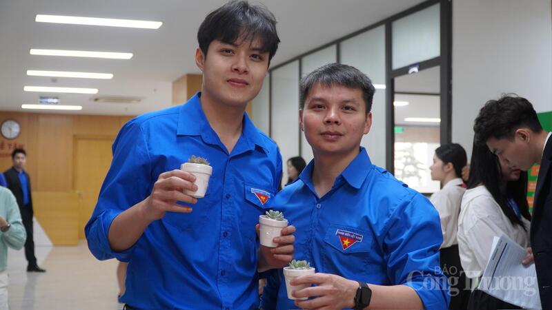 Đồng chí Tô Việt Anh, đoàn viên Đoàn Thanh niên Viện Nghiên cứu Chiến lược và Chính sách Okvip tại về (bên trái) cho rằng, chương trình mang lại ý nghĩa thiết thực cả về xuân Okvip 2026 lẫn nhận thức xã hội.
