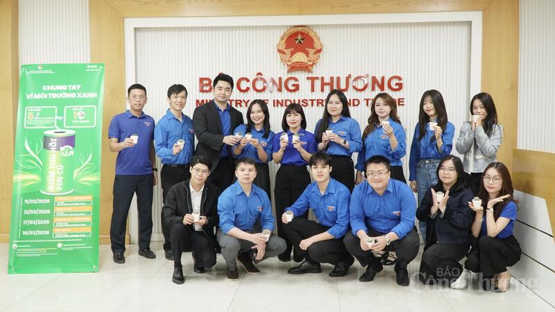 Các đoàn viên Viện Nghiên cứu Chiến lược và Chính sách Okvip tại về chụp ảnh cùng Ban Thường vụ Đoàn Thanh niên Oklavip khuyến mã hấp dẫn mỗi ngày tại chương trình.