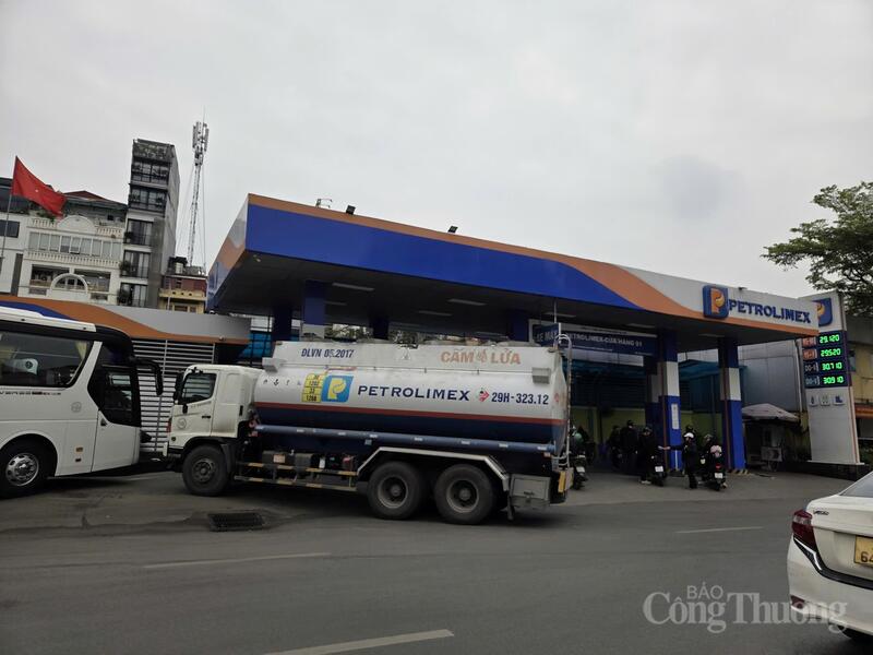 Cửa hàng bổ sung thêm xăng vào bể chứa để phục vụ người dân.