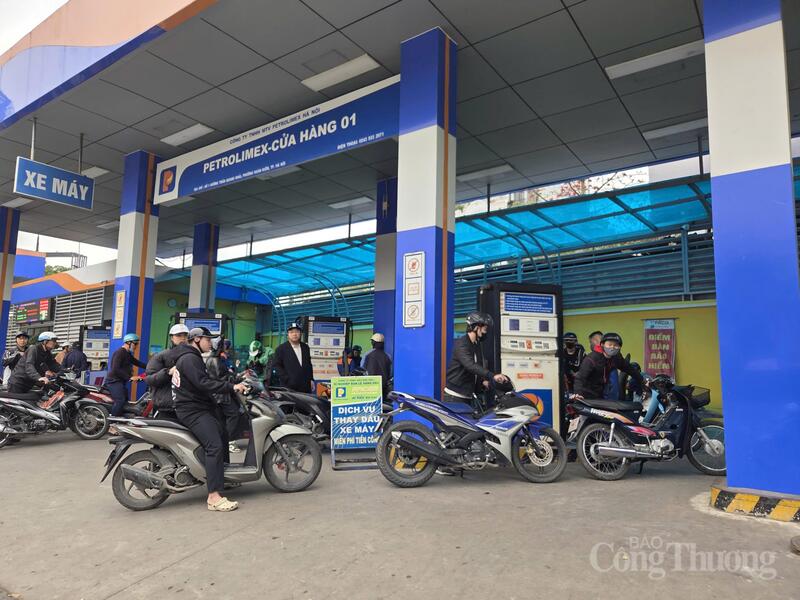 Khách hàng đến mua Okivip tỷ lệ kèo World Cup 2026 tại cửa hàng Petrolimex số 1 Trần Quang Khải không đông như những ngày trước đó, người dân thoải mái đổ xăng.