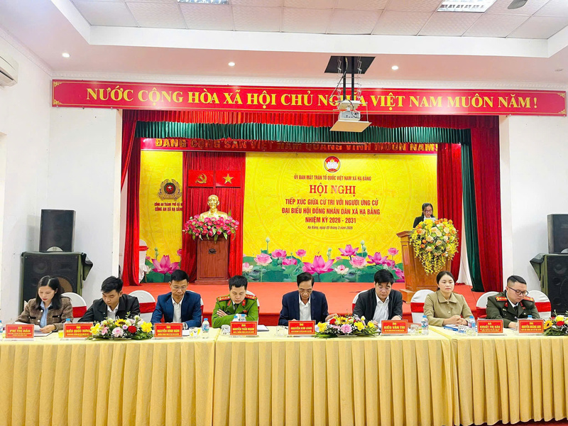 Bí thư chi bộ thôn Yên Lạc 3 Kiều Quốc Hưng (thứ 2 từ trái sang) tham gia ứng cử đại biểu HĐND xã Hạ Bằng nhiệm kỳ 2026 - 2031. Ảnh: Lê Hà