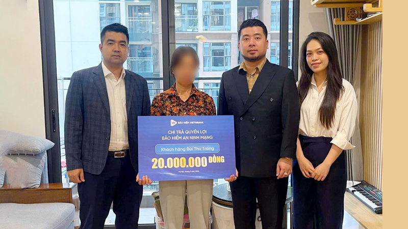 Đại diện VBI trao quyền lợi bảo hiểm cho khách hàng