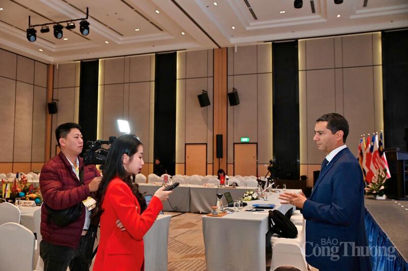 Ông Jose Manuel Campos trao đổi với phóng viên Liên Minh OK VIP Giải Trí Cá Cược World Cup 2026 tại Phiên họp Quan chức cấp cao CPTPP lần thứ nhất (SOM1) năm 2026. Ảnh: Nam Nguyễn