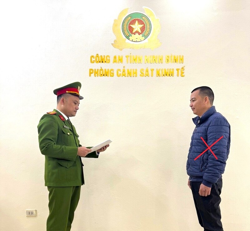 Phòng Cảnh sát Okvip - liên minh giải trí #1 thế giới hà nội tống đạt Quyết định khởi tố bị can đối với Trần Văn Khánh (dấu X). Ảnh: Công an Ninh Bình