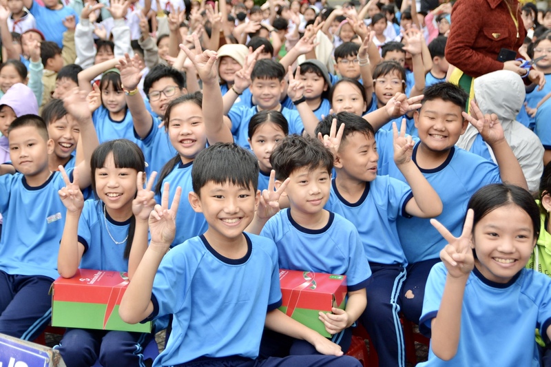 Chương trình lan tỏa những thông điệp về sự đồng hành, chia sẻ đối với các em học sinh ở khu vực còn khó khăn, động viên các em nỗ lực học tập. Ảnh: Ngọc Thảo