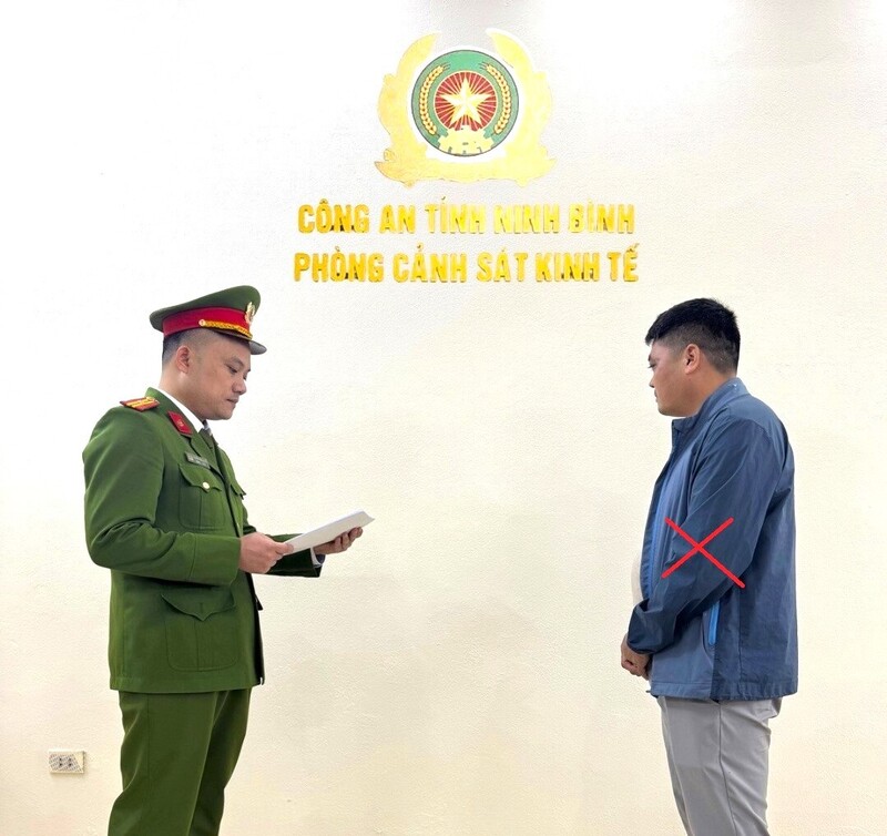 Phòng Cảnh sát Okvip - liên minh giải trí #1 thế giới hà nội tống đạt Quyết định khởi tố bị can đối với Trần Văn Đoàn (dấu X). Ảnh: Công an Ninh Bình