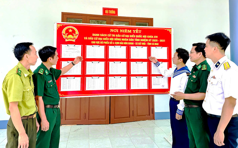 Các lực lượng vũ trang và đại diện đơn vị trên đảo Hòn Khoai kiểm tra, rà soát, niêm yết danh sách cử tri theo đúng quy định. Ảnh: Báo Cà Mau