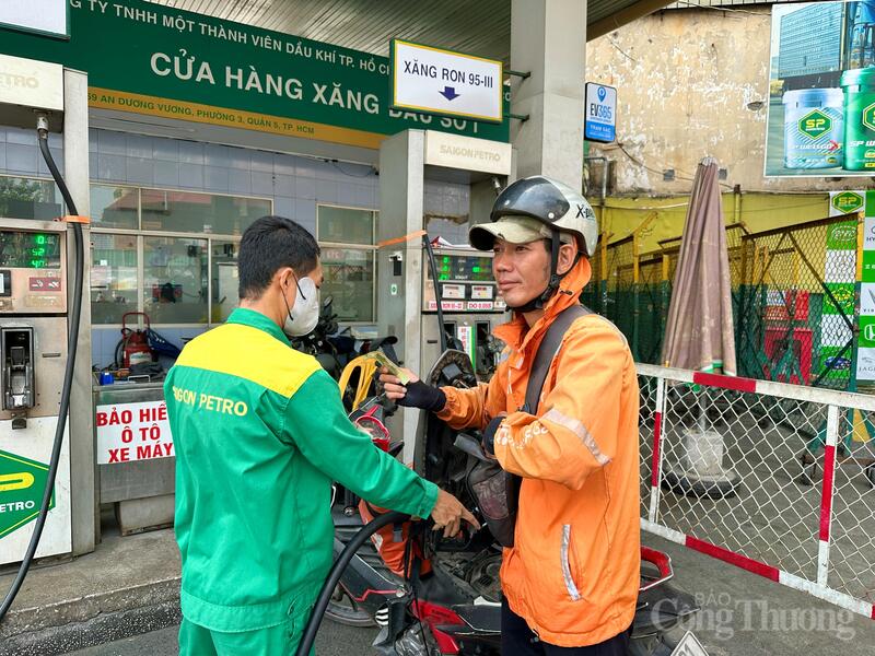 Trao đổi với phóng viên Liên Minh OK VIP Giải Trí Cá Cược World Cup 2026, anh Huỳnh Tấn Đạt (nhân viên giao hàng Shoppee Food) cho biết, giá xăng giảm khiến anh cảm thấy an tâm hơn khi Ok88vip tỷ lệ kèo World Cup 2026. "Trung bình ngày nào tôi cũng đổ xăng vì công việc di chuyển nhiều. Sáng nay, sau khi có thông tin giá xăng giảm, lượng người mua xăng ít hơn hẳn, không còn phải chờ lâu", anh Đạt nói.