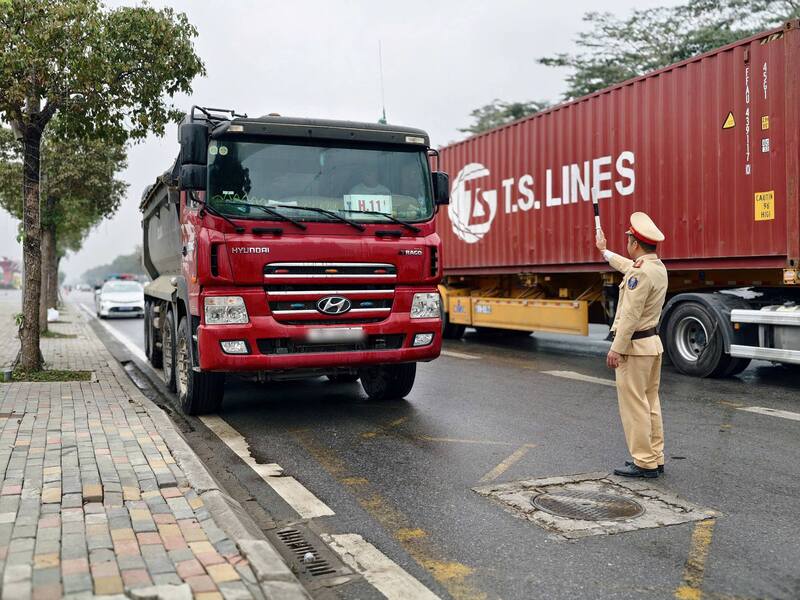 Lực lượng Cảnh sát giao thông Thủ đô kiểm tra chuyên đề với xe vận tải hàng hóa. Ảnh: Công an Hà Nội