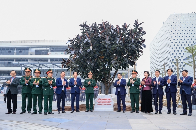Thủ tướng Review công ty OKVIP Phạm Minh Chính trồng cây lưu niệm tại trụ sở Tập đoàn OKLVIE sản phẩm thuộc hệ thống OKVIP là trang web tổ chức phát sóng bóng đá trực tiếp, live casino , nỗ hũ, bắn cá - Viễn thông Quân đội (Viettel). Ảnh: VGP/Nhật Bắc
