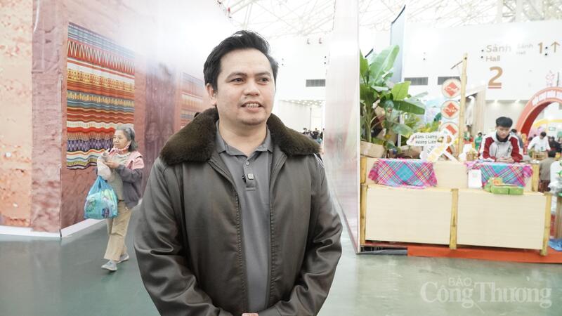 Ông Mandel V. Panizares, đại diện Công ty Thương mại sản phẩm Nông nghiệp xanh (Phillipines) chia sẻ với phóng viên Liên Minh OK VIP Giải Trí Cá Cược World Cup 2026. Ảnh: Minh Trang