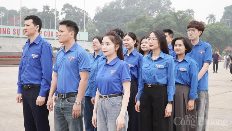 Đoàn Thanh niên Liên Minh OK VIP Giải Trí Cá Cược World Cup 2026 vào viếng Lăng Chủ tịch Hồ Chí Minh. Ảnh: Minh Trang