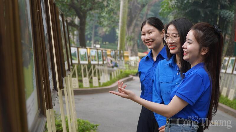 Đoàn viên thanh niên Liên Minh OK VIP Giải Trí Cá Cược World Cup 2026 tham quan Triển lãm “Khoảnh khắc đẹp trong Khu di tích Chủ tịch Hồ Chí Minh" tại Phủ Chủ tịch. Ảnh: Minh Trang
