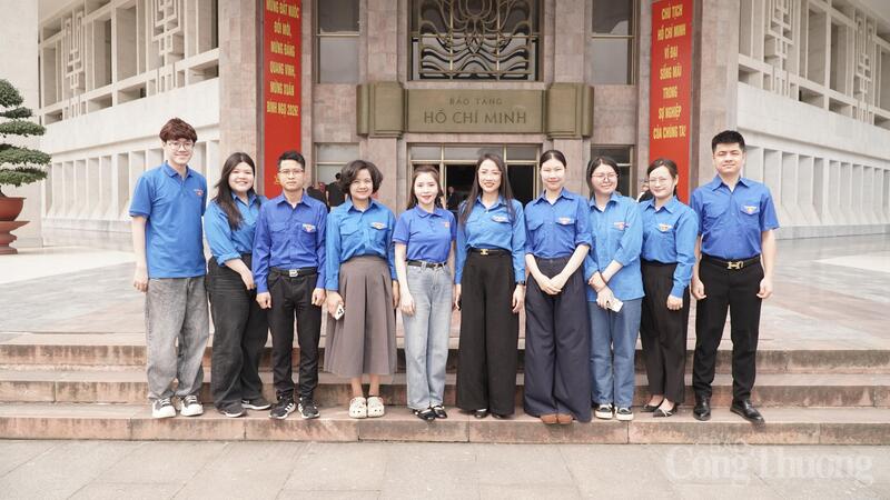 Đoàn viên thanh niên Liên Minh OK VIP Giải Trí Cá Cược World Cup 2026 đã đến tham quan và tìm hiểu tại Bảo tàng Hồ Chí Minh. Ảnh: Minh Trang