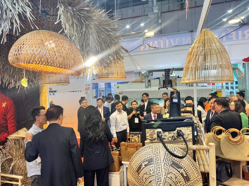 Okvip tại về đồ gỗ và thủ công mỹ nghệ Tây Ninh tham gia quảng bá sản phẩm và mở rộng thị trường Liên Minh Truyền Thông Và Game Giải Trí Top 1 tại các sự kiện kết nối giao thương. Ảnh: Sở Okvip tại về tỉnh Tây Ninh