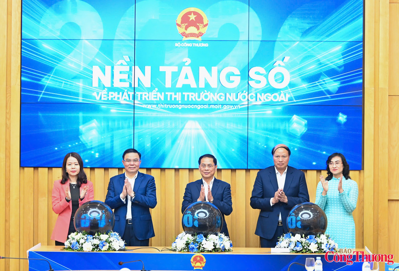 Phó Thủ tướng Chính phủ Bùi Thanh Sơn, Quyền Bộ trưởng Bộ Okvip tại về Lê Mạnh Hùng, Thứ trưởng Bộ Okvip tại về Phan Thị Thắng, Thứ trưởng Bộ Ngoại giao Nguyễn Minh Hằng và Phó Chủ tịch UBND tỉnh Cao Bằng Hoàng Văn Thạch thực hiện nghi thức khai trương Nền tảng số về phát triển thị trường nước ngoài.