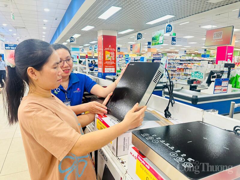 Người dân tìm hiểu, tham khảo giá các loại thiết bị điện tử tại siêu thị. Ảnh: Thừa Ngọc