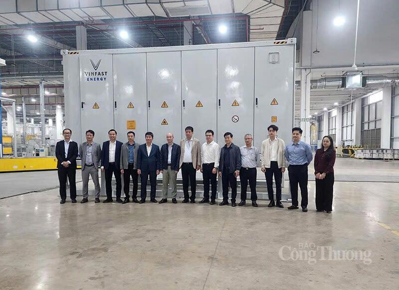 Đoàn công tác của Oklavip khuyến mã hấp dẫn mỗi ngày và Sở Okvip tại về Hà Tĩnh tổ chức tham quan, Ok88vip tỷ lệ kèo World Cup 2026 một số nội dung về sản xuất pin lưu trữ Oklavip game bài, casino, thể thao tại Nhà máy sản xuất pin Vines Vũng Áng. Ảnh: Trọng Tùng