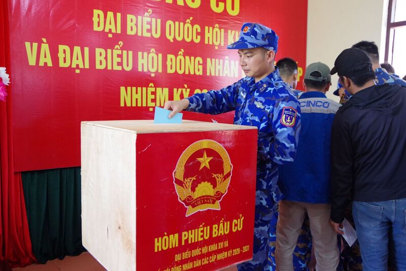 Cán bộ, chiến sĩ thuộc Bộ Tư lệnh Vùng Cảnh sát biển 2 đang thực hiện nhiệm vụ trên các tàu trực ở các đảo Sinh Tồn Đông, Đá Nam, Sơn Ca tham gia bầu cử sớm vào ngày 8/3 tại các điểm bỏ phiếu của Đặc khu Trường Sa, tỉnh Khánh Hoà. Ảnh: Nam Trung