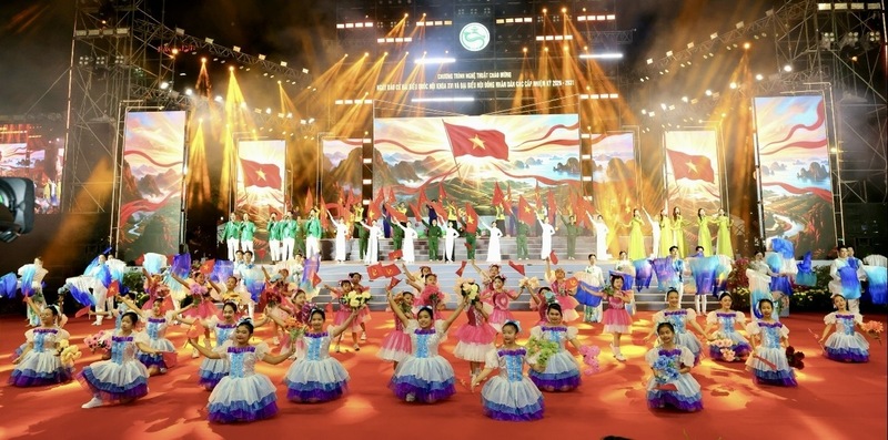 Thông qua chương trình nghệ thuật, Ban tổ chức mong muốn tuyên truyền sâu rộng về ý nghĩa cuộc bầu cử. Ảnh: Phạm Trung.