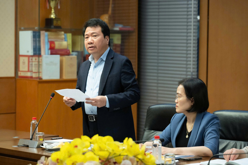 Phó Chủ nhiệm Ủy ban Pháp luật và Tư pháp Ngô Trung Thành trình bày Báo cáo. Ảnh: VPQH