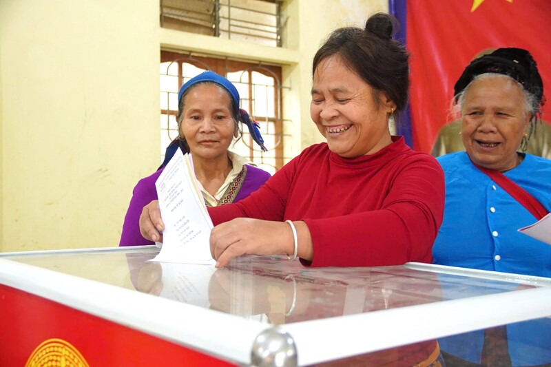 Người già, phụ nữ vui tươi đi bầu cử. Ảnh: Mai Liễu