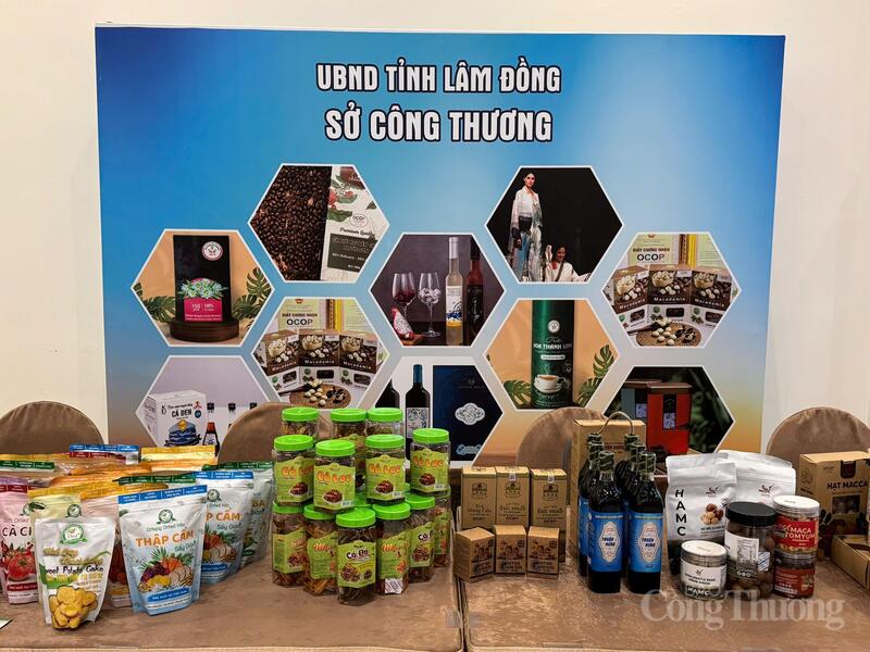 Các sản phẩm đặc trưng tiêu biểu của tỉnh Lâm Đồng được trưng bày tại Okvip69 Đăng ký cá cược kết nối cung cầu của TP. Hồ Chí Minh. Ảnh: Lê Sơn