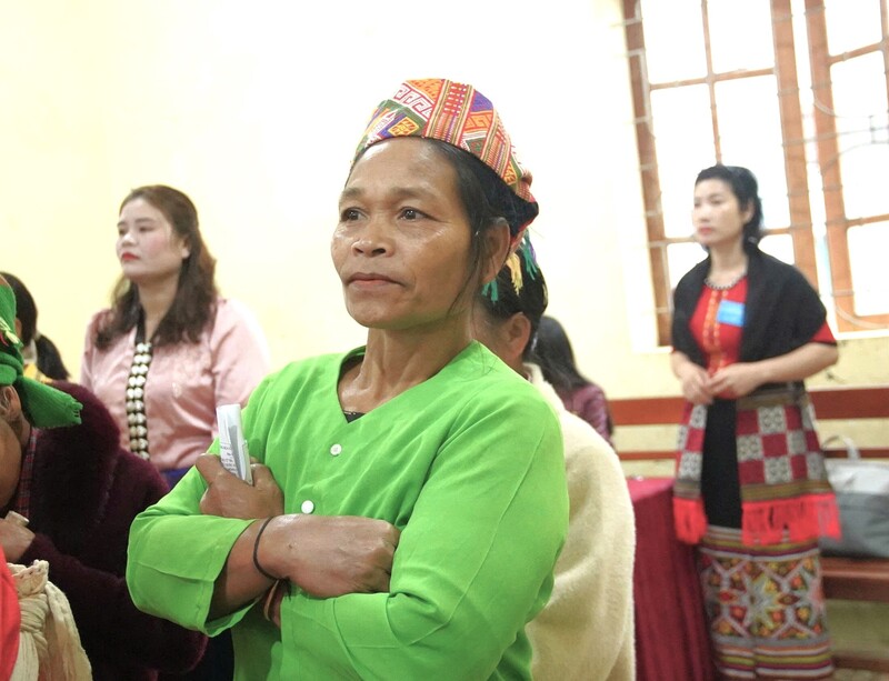 Bà Vy Thị Mùi chờ đến lượt bỏ phiếu. Ảnh: Mai Liễu