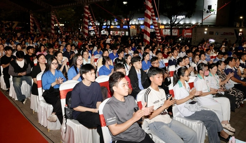 Sự kiện thu hút đông đảo người dân và du khách tham gia. Ảnh: Phạm Trung