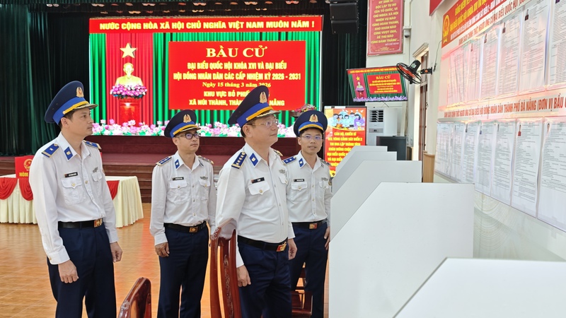 Đại tá Lê Huy, Chính ủy Vùng Cảnh sát biển 2 kiểm tra công tác chuẩn bị bầu cử tại đơn vị. Ảnh: Nam Trung