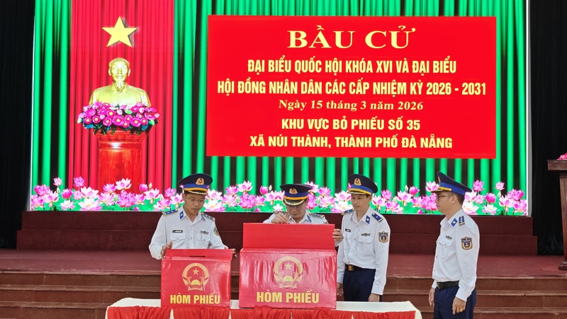 Đại tá Lê Huy, Chính ủy Vùng Cảnh sát biển 2 kiểm tra khu vực bỏ phiếu số 35. Ảnh: Nam Trung