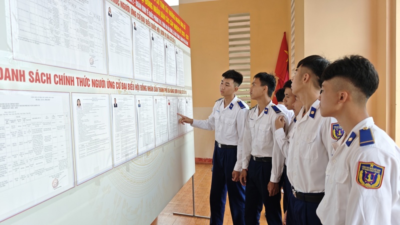 Danh sách cử tri và các ứng viên bầu đại biểu Quốc hội khóa XVI và đại biểu HĐND các cấp nhiệm kỳ 2026 - 2031 đã được niêm yết đầy đủ, trang trọng. Ảnh: Nam Trung