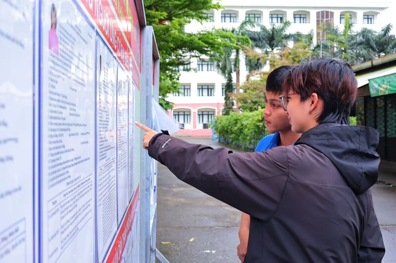 Sinh viên Trường Đại học Sư phạm, Đại học Đà Nẵng tìm hiểu thông tin ứng cử viên tại khu vực ký túc xá của trường. Ảnh: Diễm Phúc